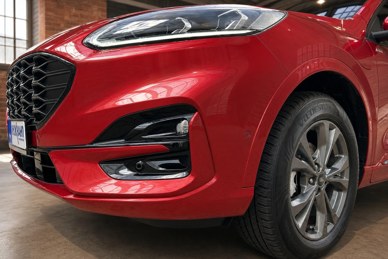 Ford Kuga rot Nahaufnahme Frontstoßstange und Felge