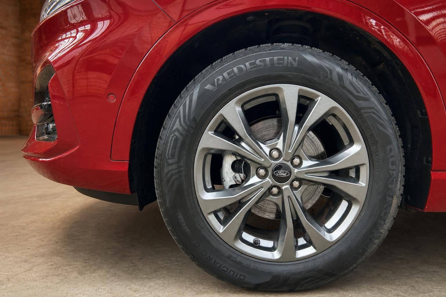 Ford Kuga rot, Detailansicht Leichtmetallfelge und Reifen Vredestein