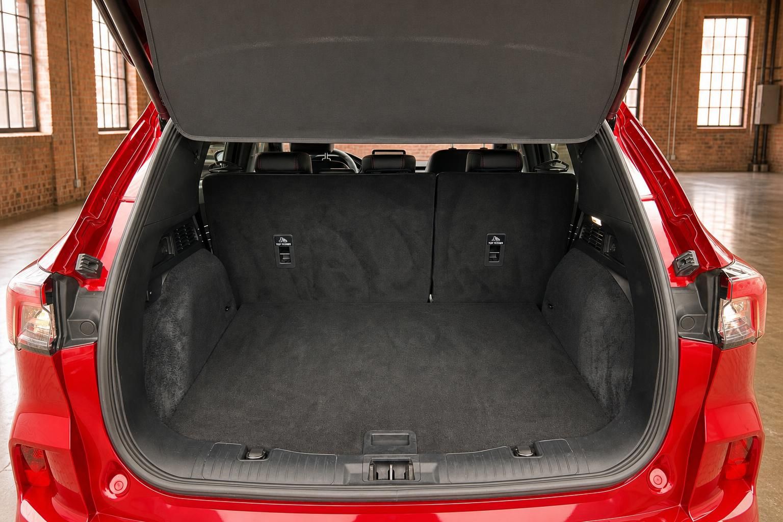 Ford Kuga Kofferraum mit geoeffneter Heckklappe, Ladeflaeche im Detail