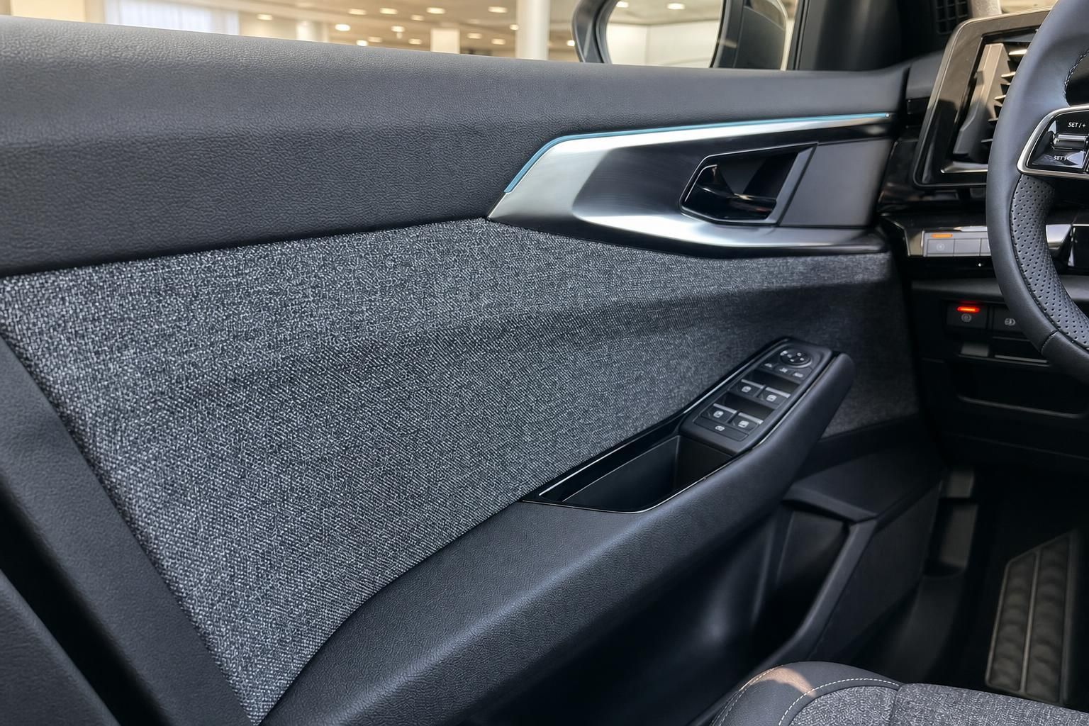 Fahrzeug Innenraum Fahrertür mit Stoffverkleidung und Fensterheberschaltern