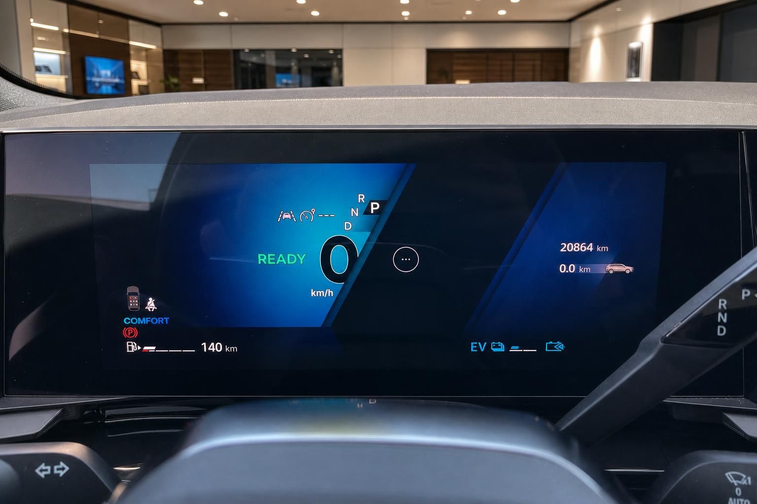 Digitales Kombiinstrument eines Fahrzeugs mit Tachodisplay und EV-Anzeige