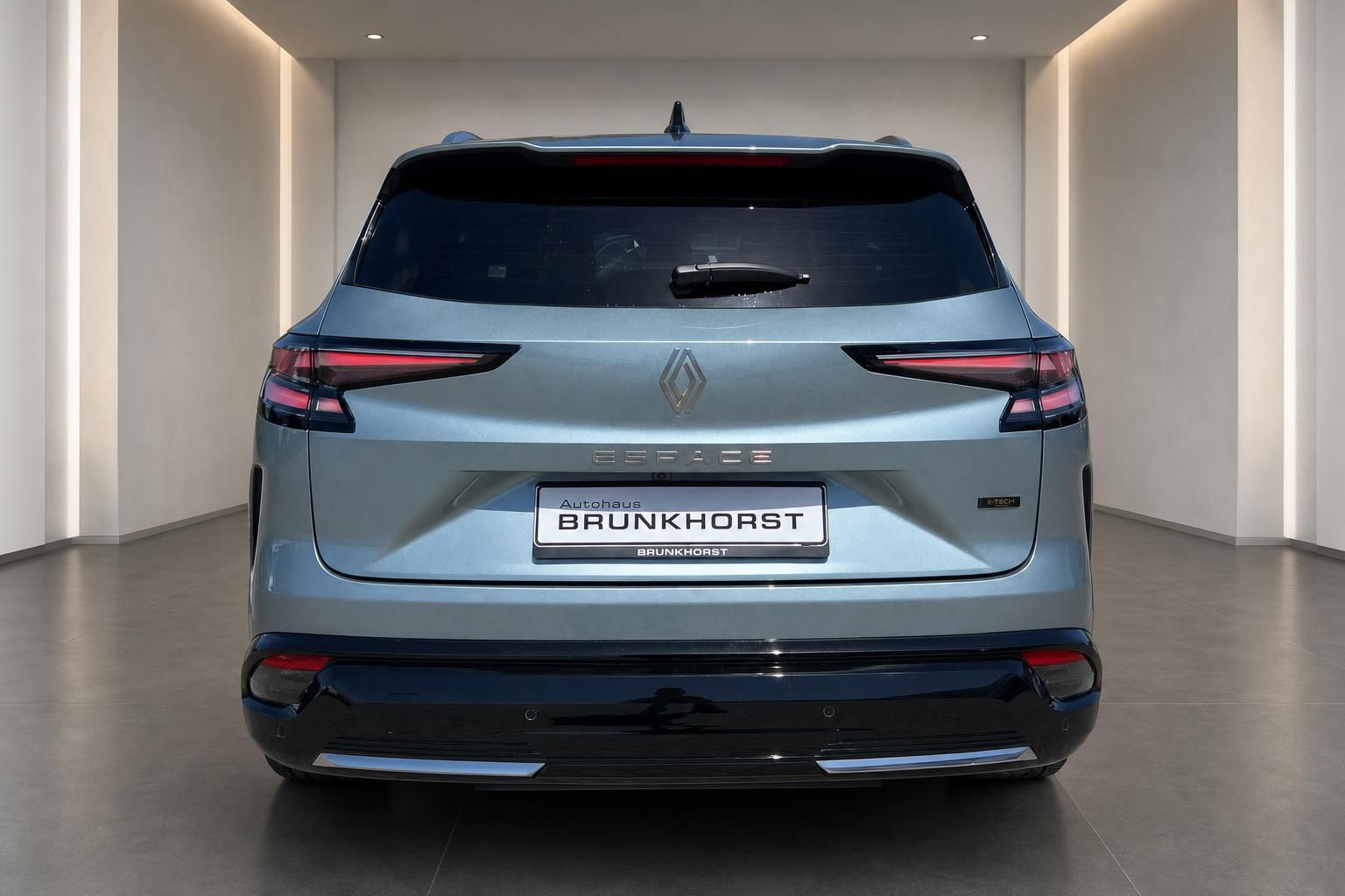 Renault Espace E-Tech Hybrid Heckansicht in Hellblau metallic im Autohaus Brunkhorst