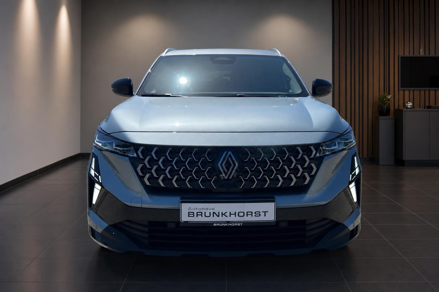 Renault Espace Frontansicht in Blau metallic mit markanter Wabenkühlergrill im Autohaus