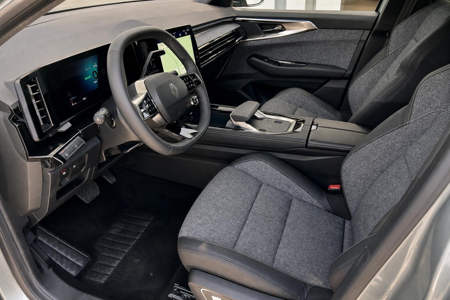 Renault Espace Innenraum Fahrerseite mit Cockpit, Lenkrad und Sportsitzen in Grau