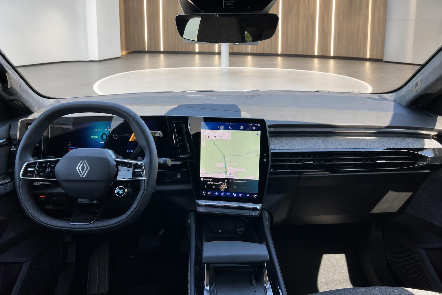 Renault Cockpit mit digitalem Kombiinstrument und großem Touchscreen-Infotainment