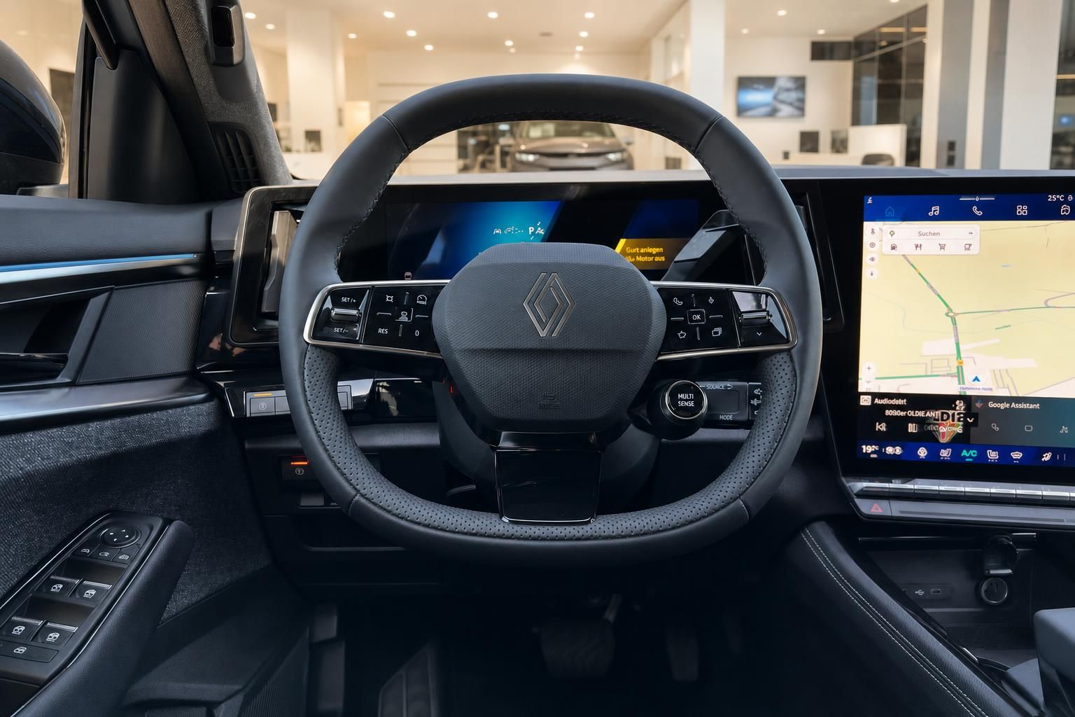 Renault Espace Lenkrad mit Multifunktionstasten und digitalem Navigationsdisplay im Innenraum