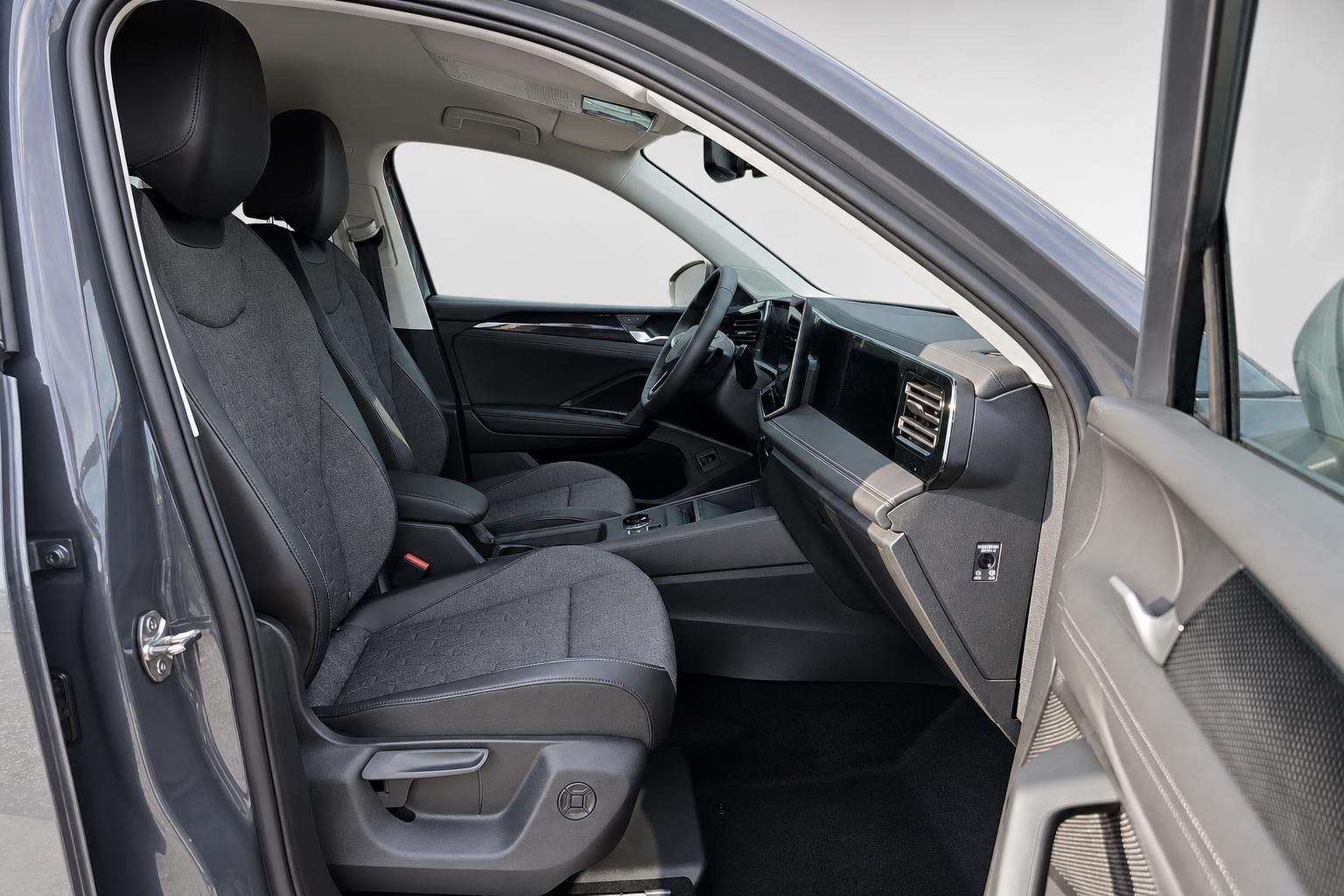 VW Tiguan Innenraum Vordersitze und Cockpit, offene Fahrertuer