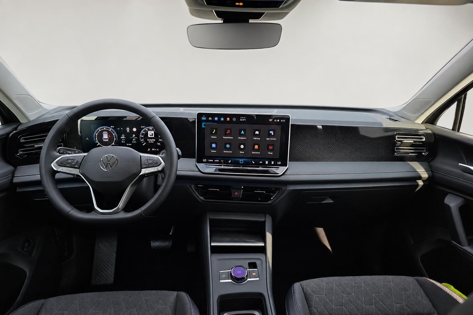 Cockpit und Armaturenbrett im VW ID mit Lenkrad und Display