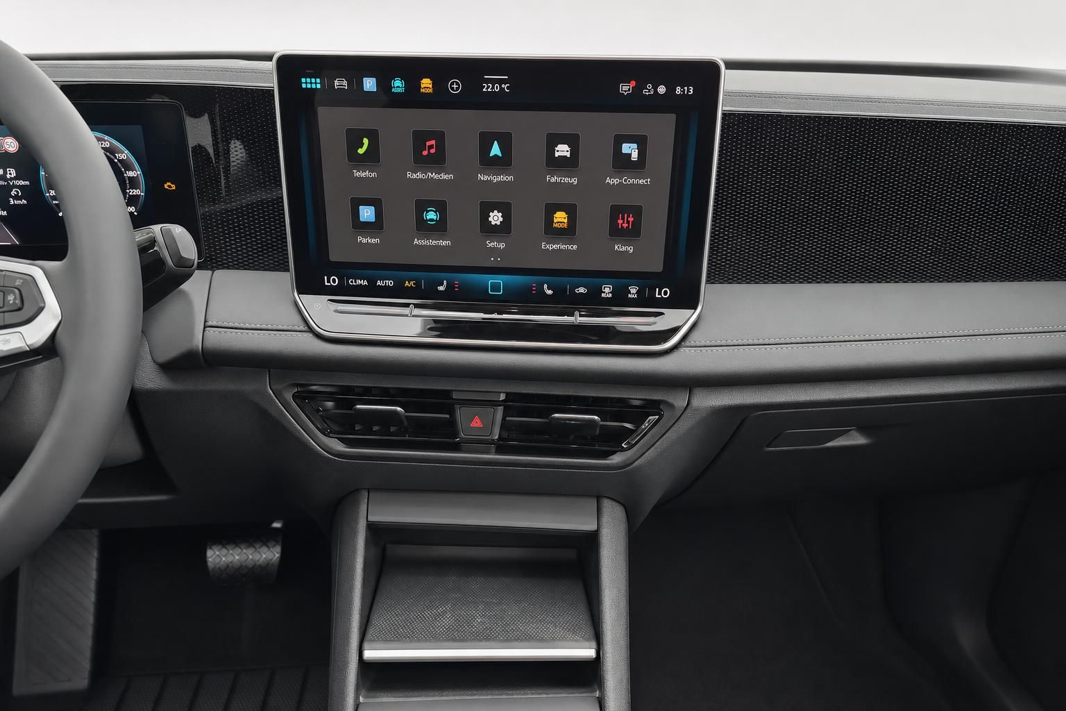 Infotainment-Touchscreen mit Menü im VW Cockpit