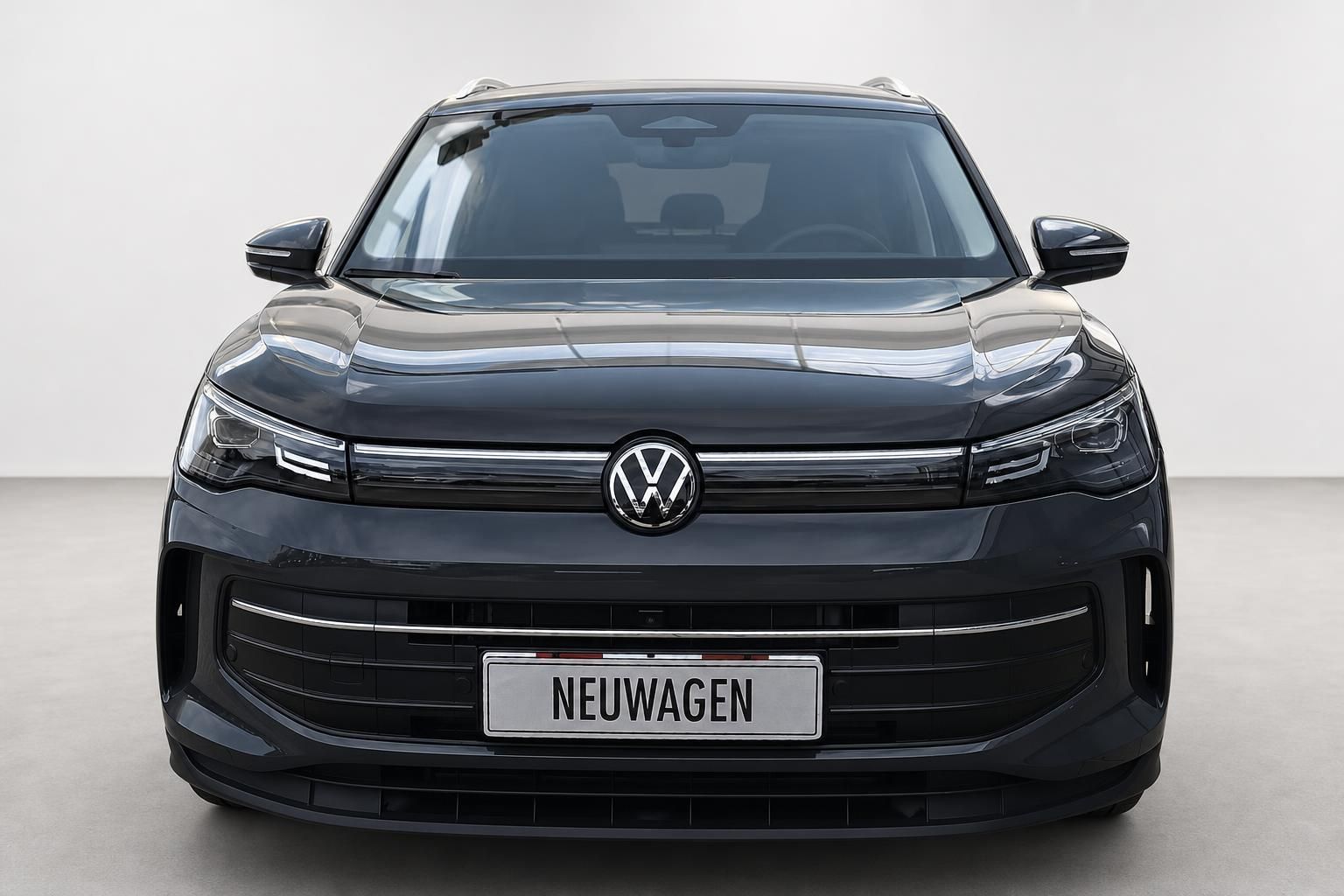 VW SUV in Grau, Frontansicht mit Kennzeichen NEUWAGEN im Studio