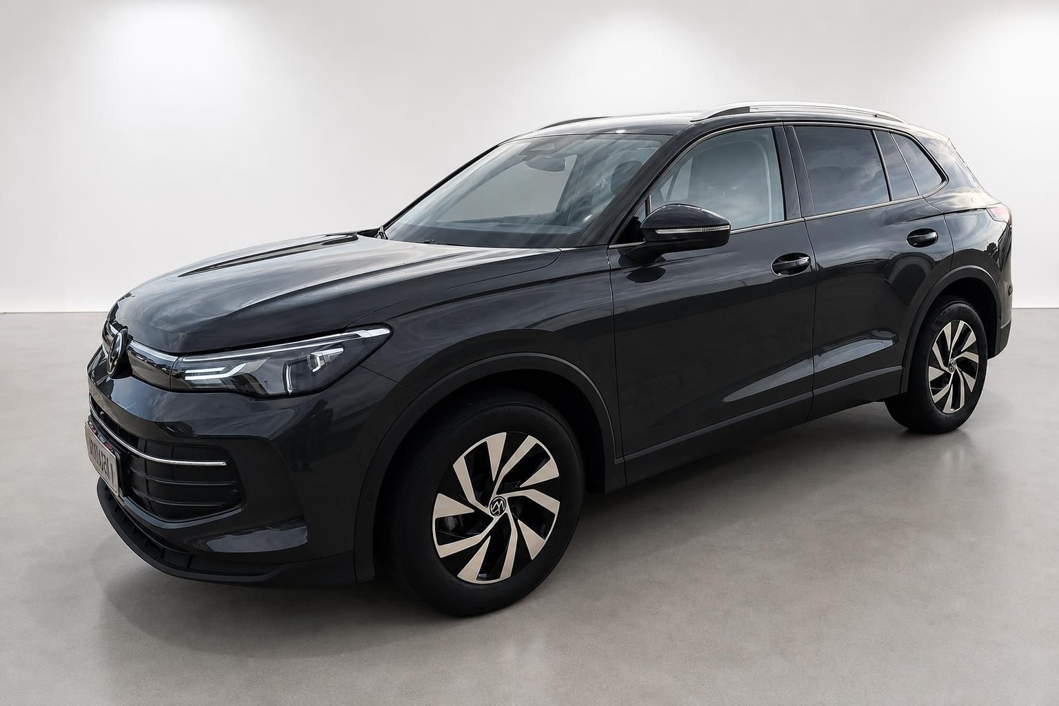 Volkswagen SUV in Schwarz, Frontansicht schraeg im Studio