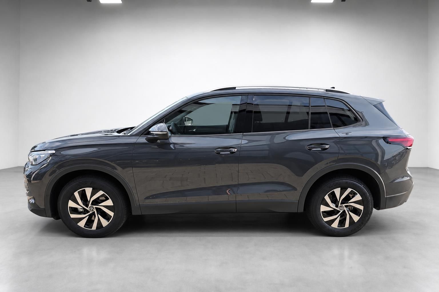 Volkswagen SUV in Grau, Seitenansicht im Fotostudio
