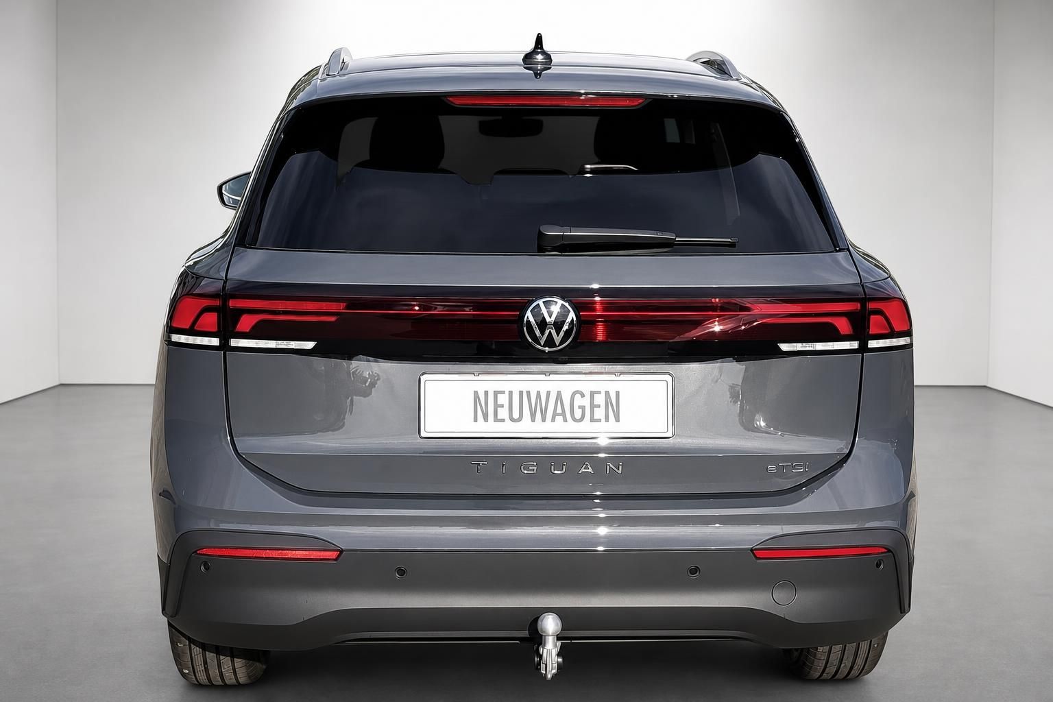 VW Tiguan eTSI Heckansicht in grau, Neuwagen Studioaufnahme