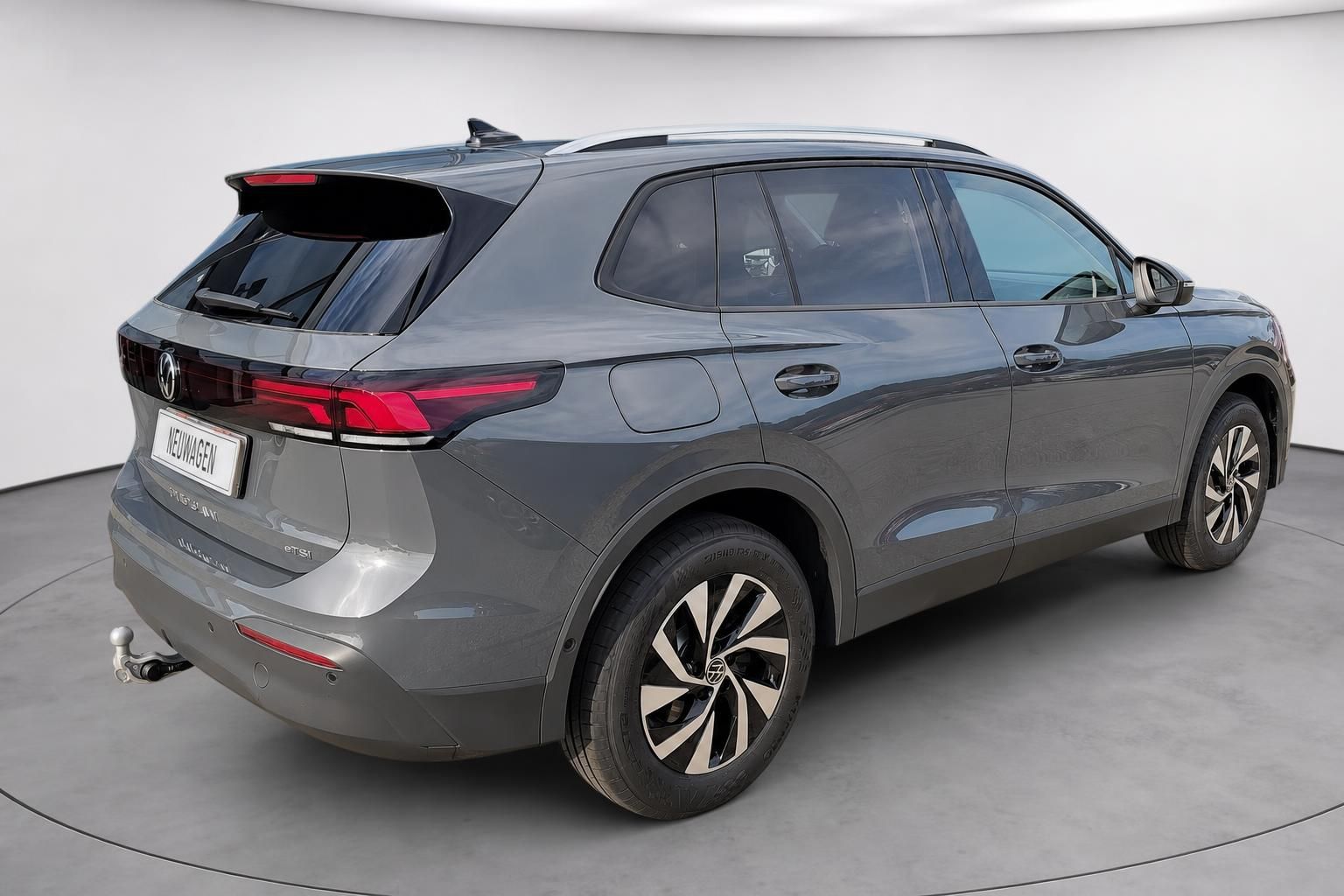 VW Tiguan eTSI Heck-Seitenansicht grau, Neuwagen mit Anhaengerkupplung