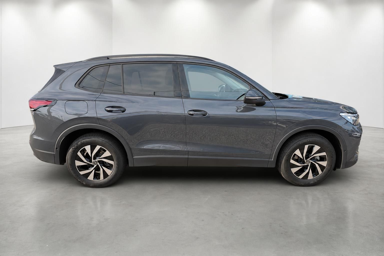 VW Tiguan grau Seitenansicht, Neuwagen SUV im Studio