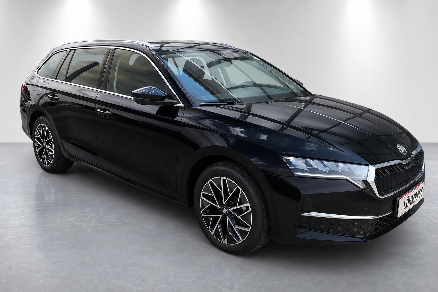 Skoda Octavia Combi schwarz, Frontansicht schraeg im Studio