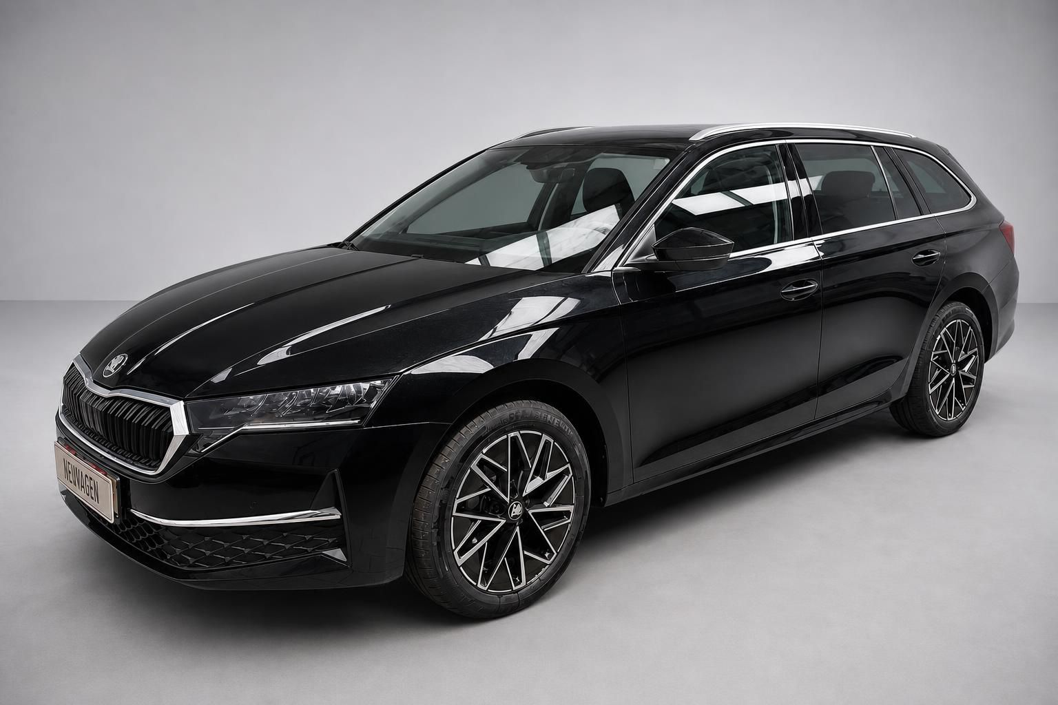 Skoda Octavia Combi schwarz Frontansicht seitlich im Studio