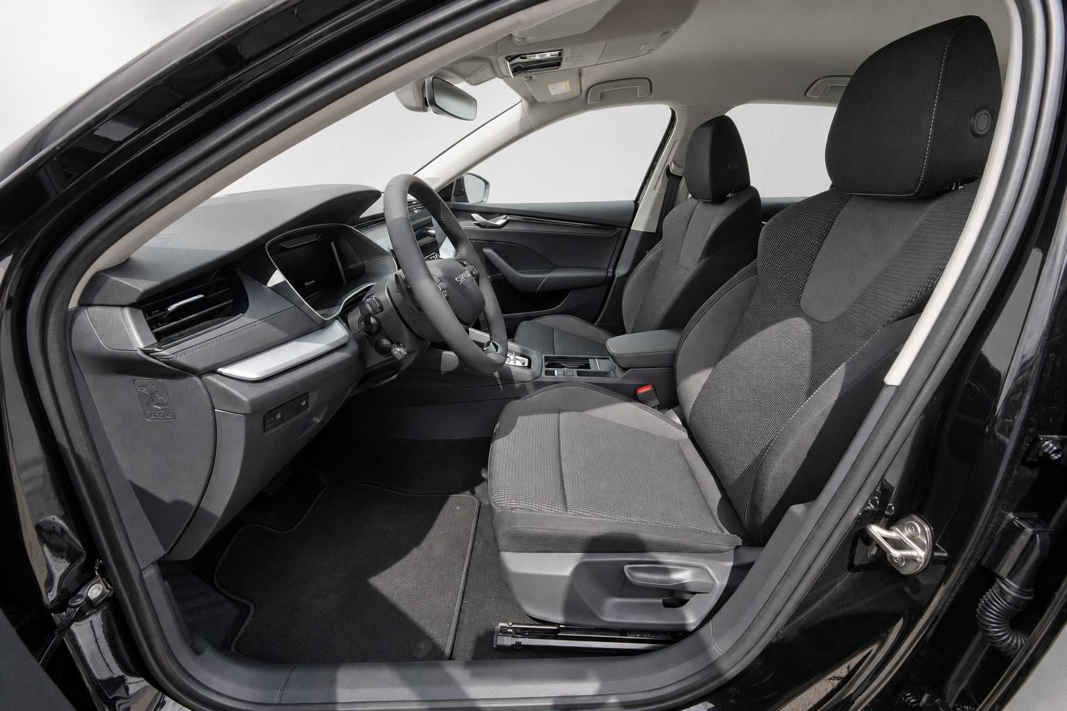 Skoda Innenraum Vordersitze und Armaturenbrett Fahrerseite