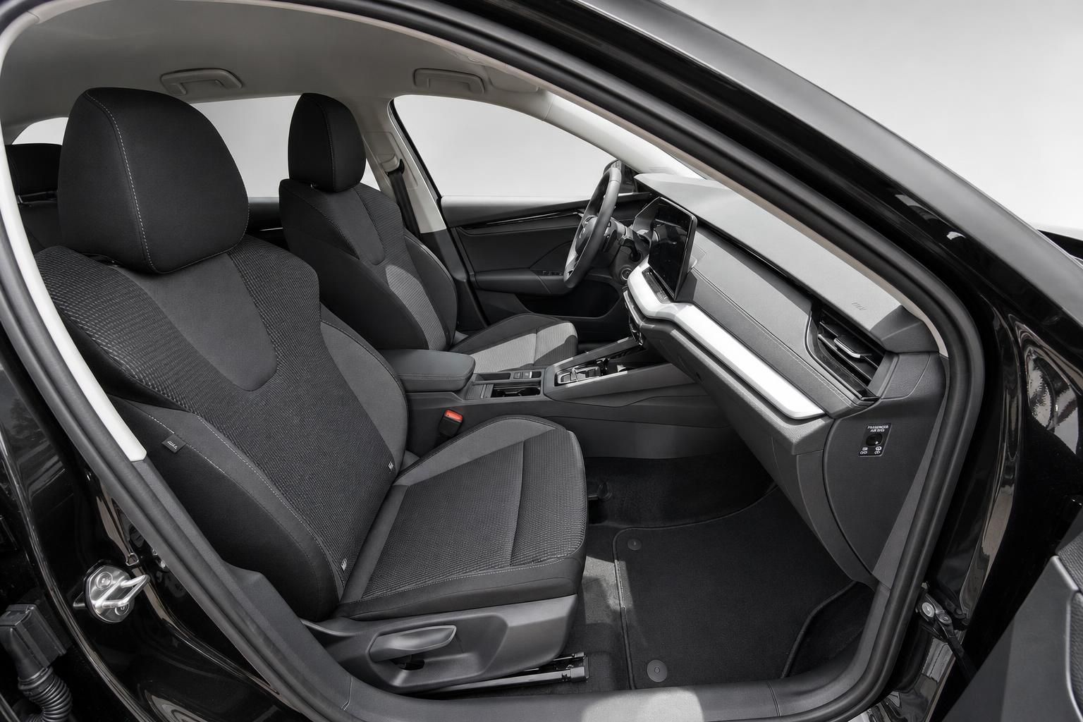 Skoda Innenraum Vordersitze mit Blick auf Mittelkonsole