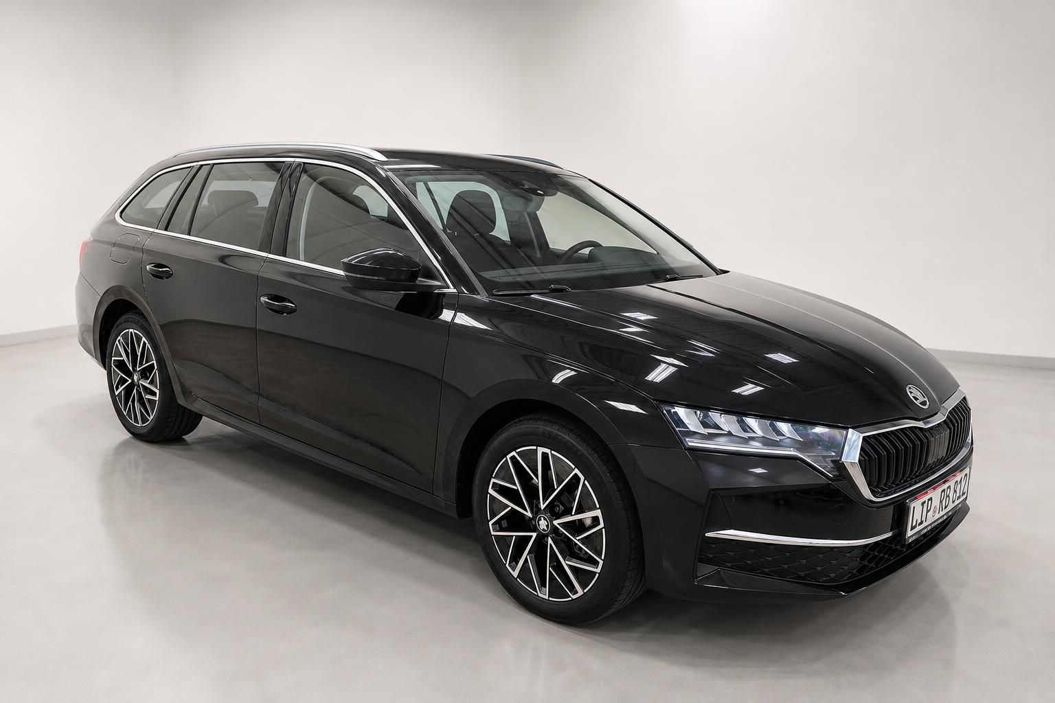 Skoda Octavia Combi schwarz Front schraeg mit Kennzeichen
