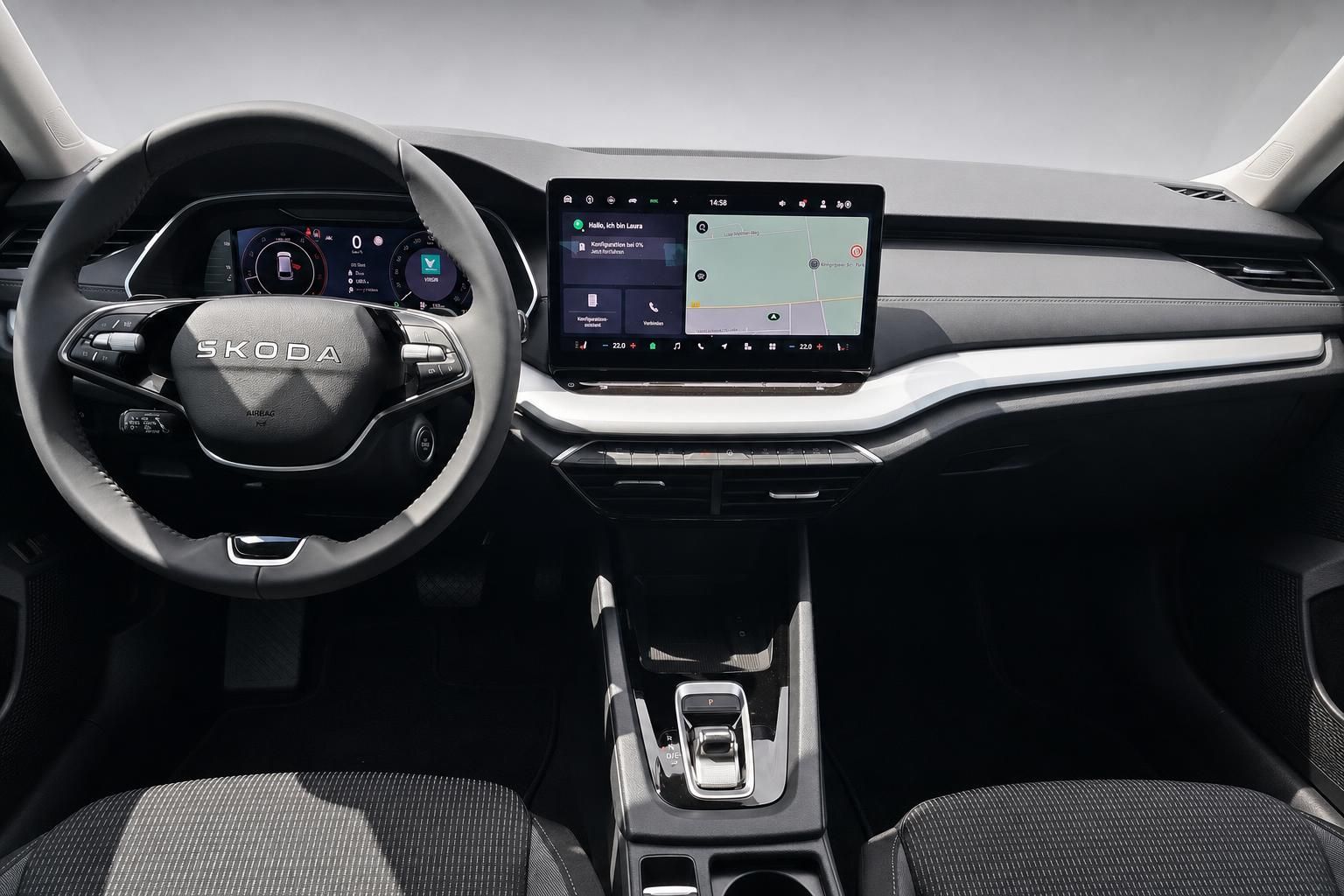 Skoda Innenraum Cockpit mit Lenkrad und Infotainment Display