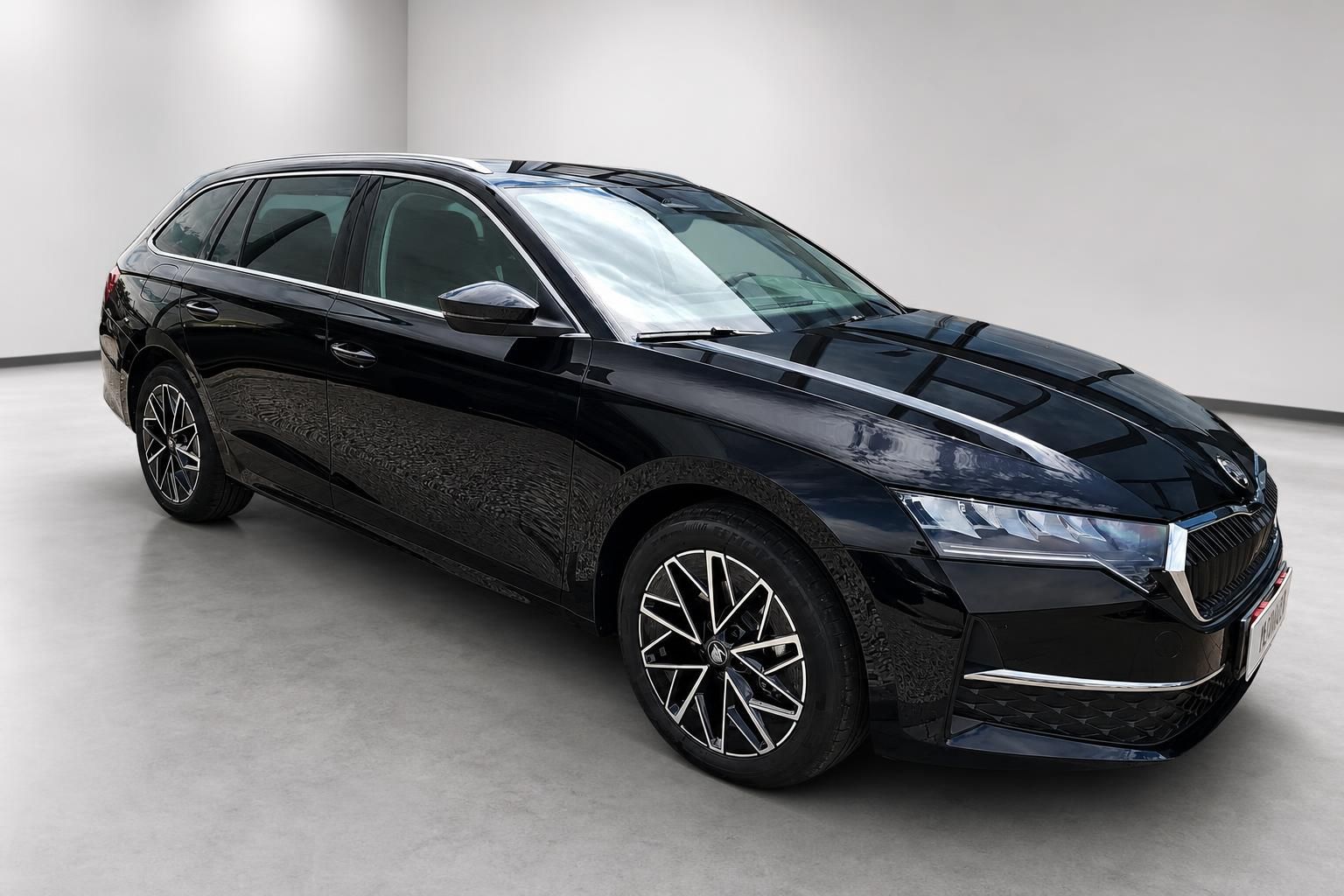 Skoda Octavia Combi schwarz Frontansicht schraeg im Studio