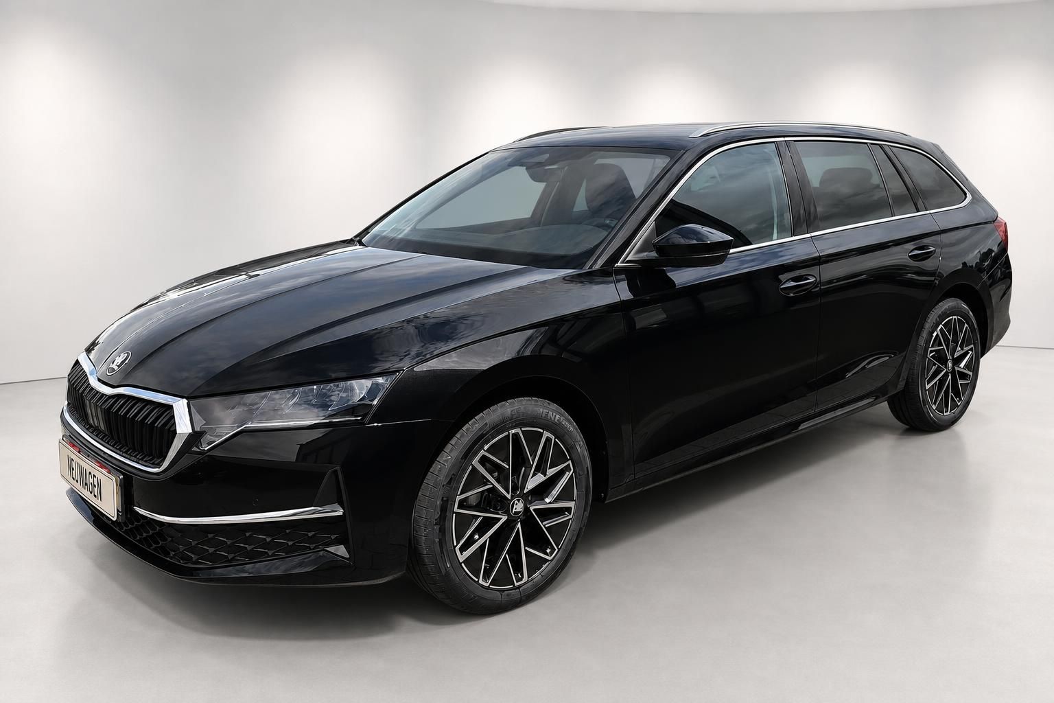 Skoda Octavia Combi schwarz Frontansicht Neuwagen Studio