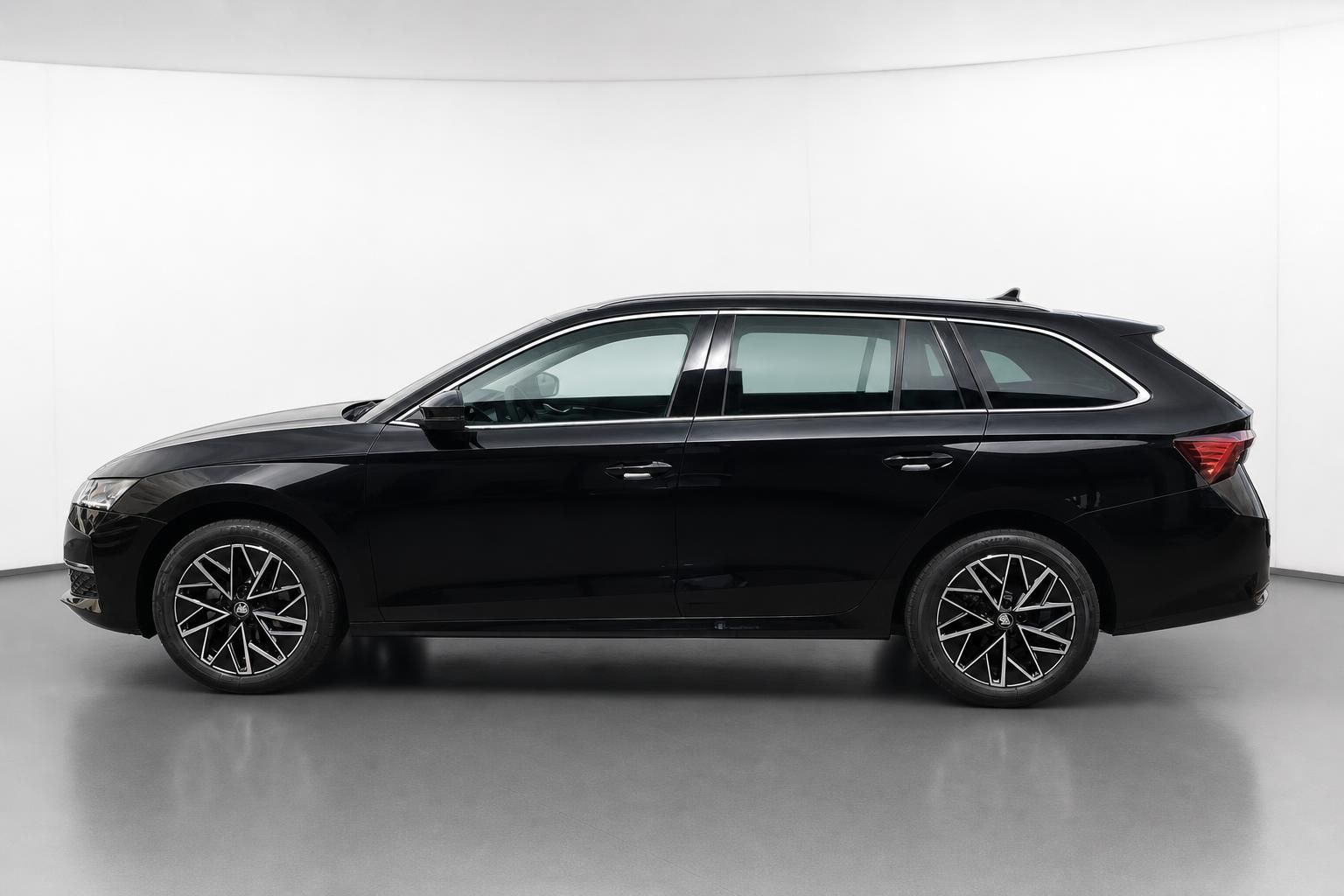 Skoda Octavia Combi schwarz Seitenansicht im Studio