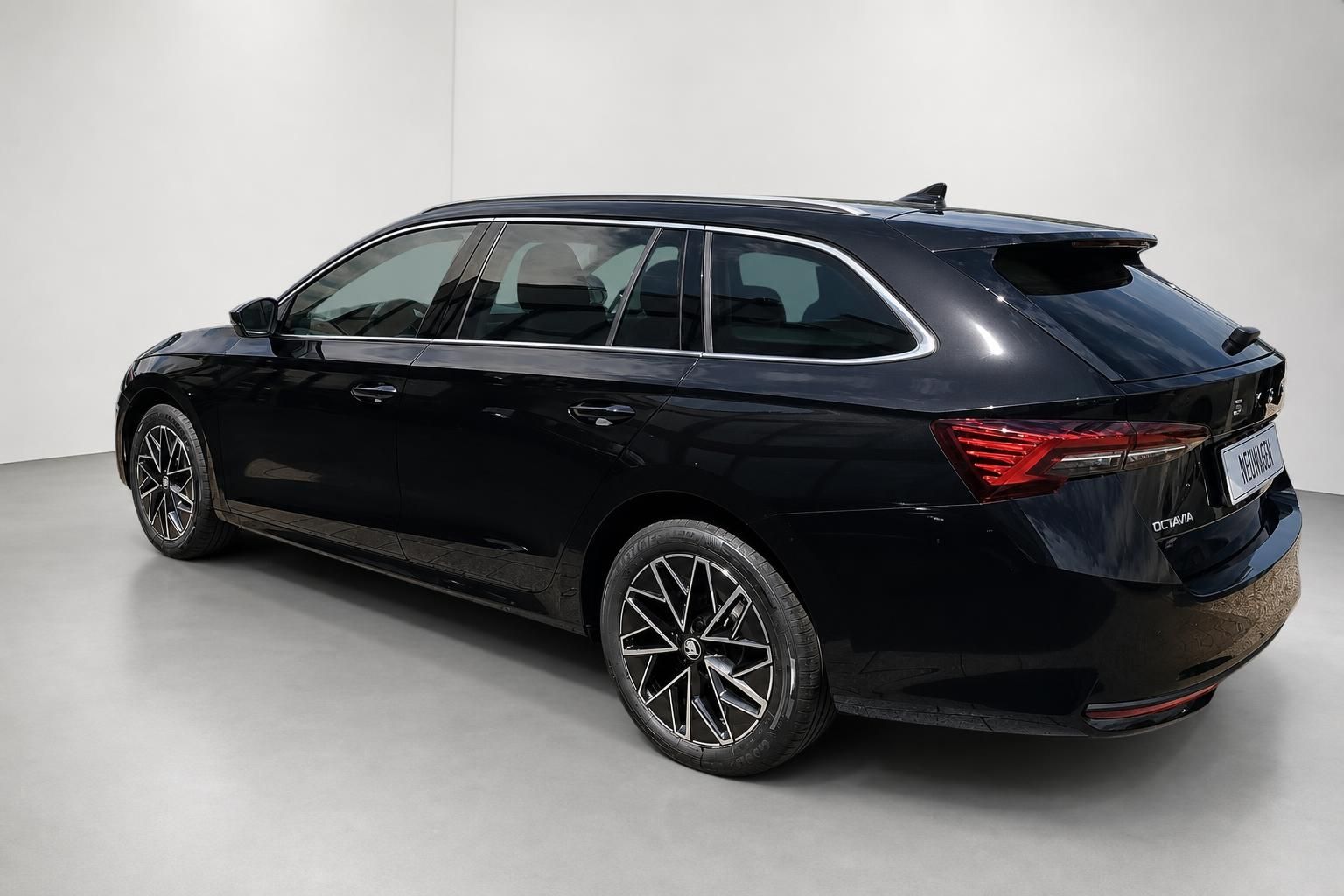 Skoda Octavia Combi schwarz, Heckansicht seitlich im Studio