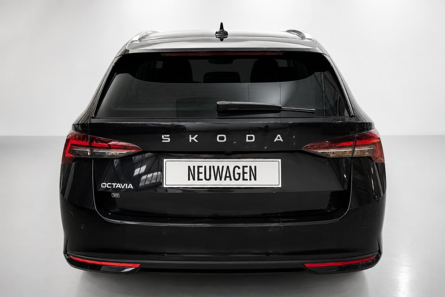 Skoda Octavia Combi schwarz, Heckansicht frontal im Studio