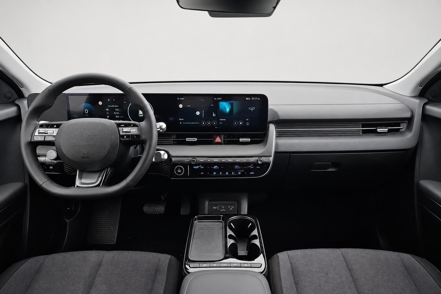 Cockpit mit Lenkrad und digitalem Display im modernen SUV Innenraum