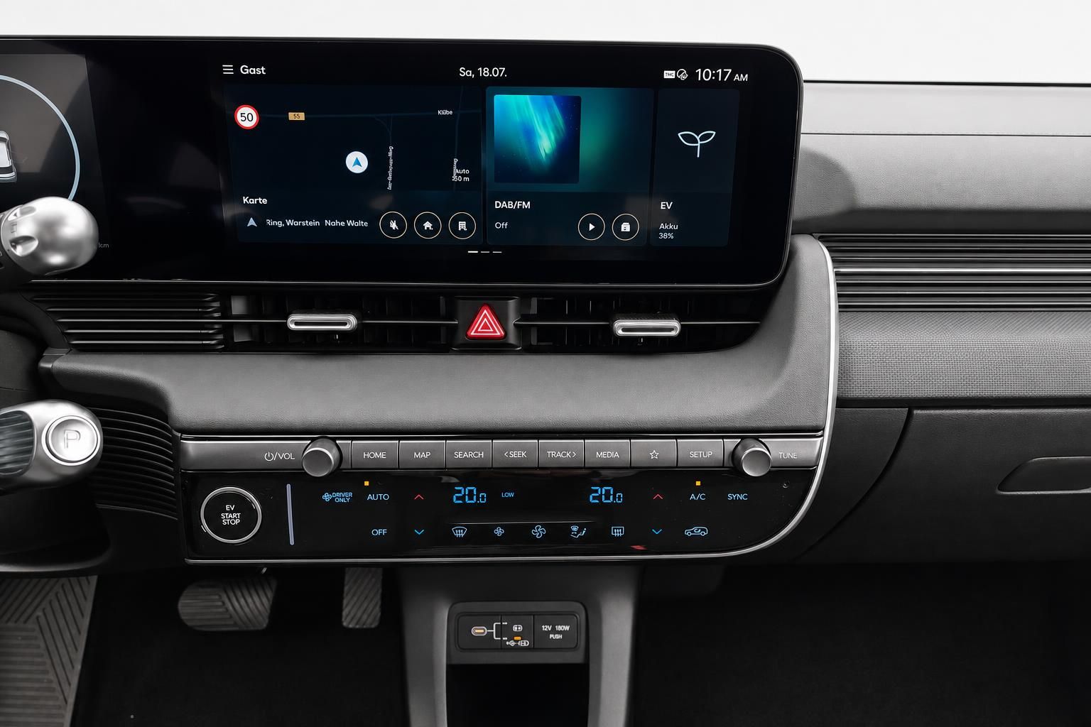 Infotainment-Display und Klimabedienung im Fahrzeugcockpit im Detail