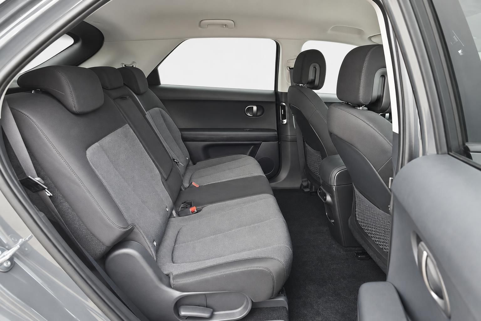 Rücksitzbank und Innenraumdetails eines grauen SUV mit geöffneter Tür