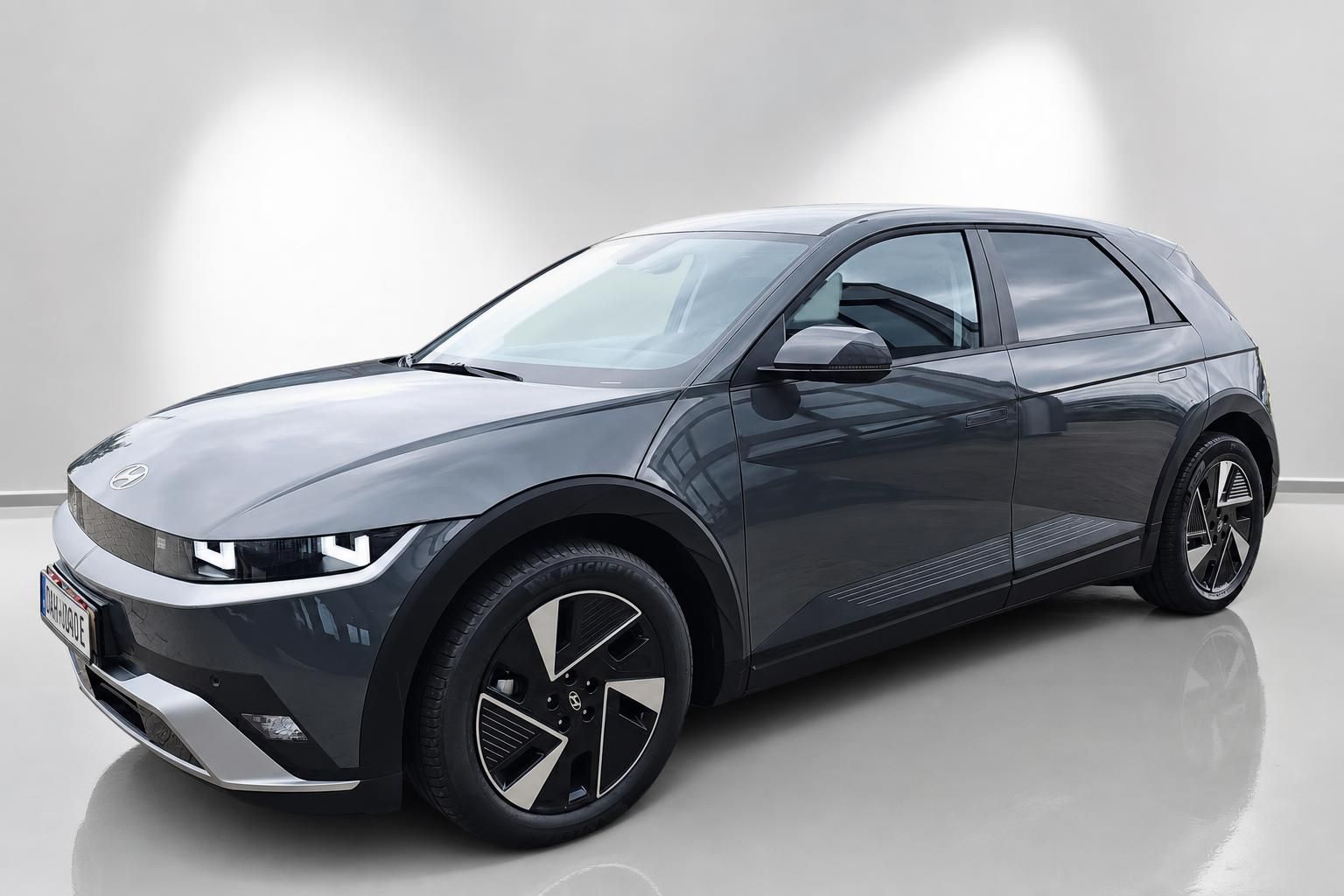 Hyundai Ioniq 5 grau Elektro-SUV Seitenansicht schraeg vorne