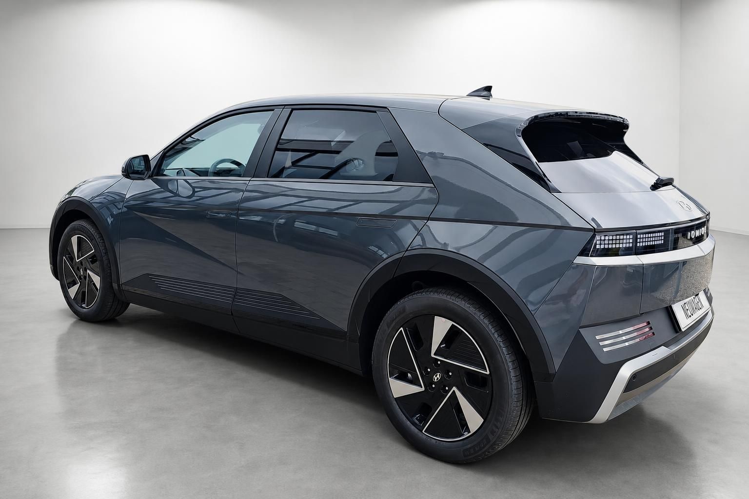 Hyundai Ioniq 5 in Grau, Heckansicht schräg im Studio