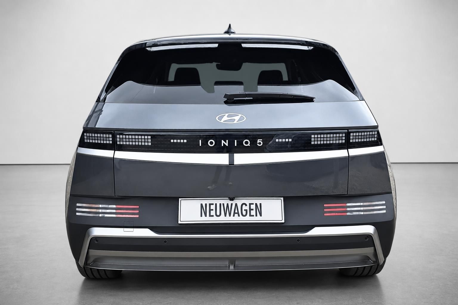 Hyundai Ioniq 5 schwarz Heckansicht Elektro-SUV Neuwagen