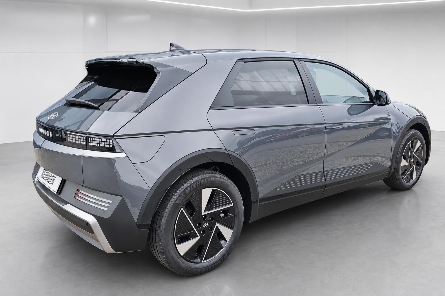 Hyundai Ioniq 5 grau, Seiten-Heckansicht mit Leichtmetallfelgen