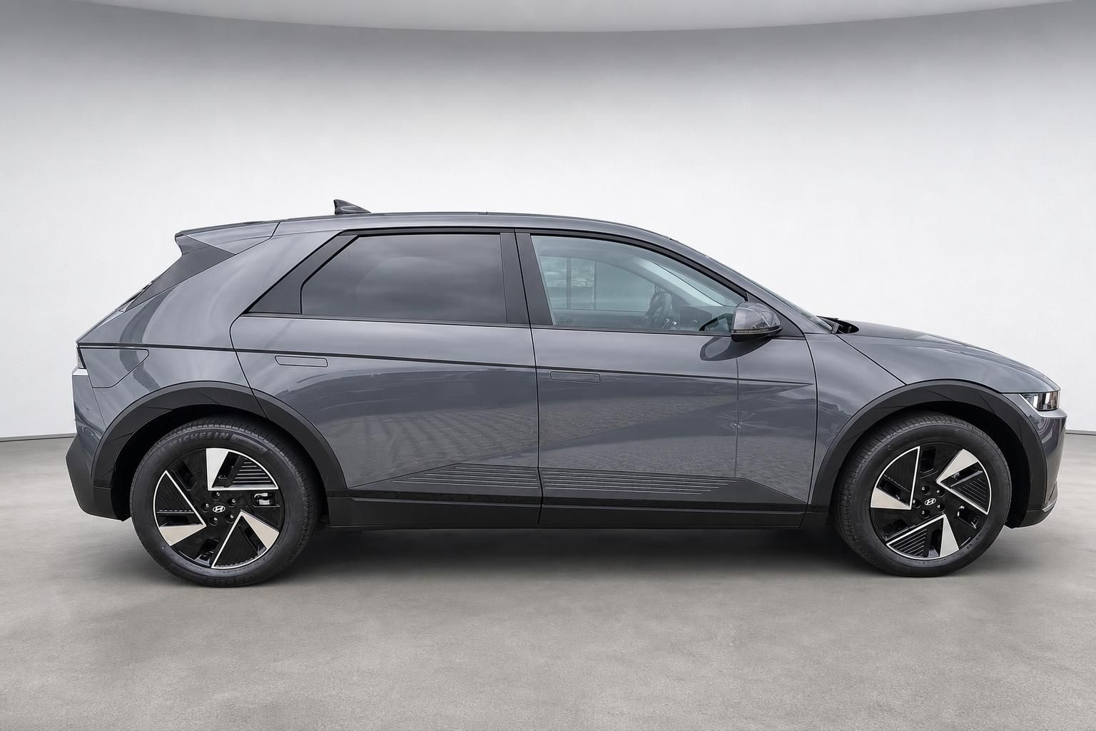 Hyundai Ioniq 5 grau, Seitenansicht im Fotostudio