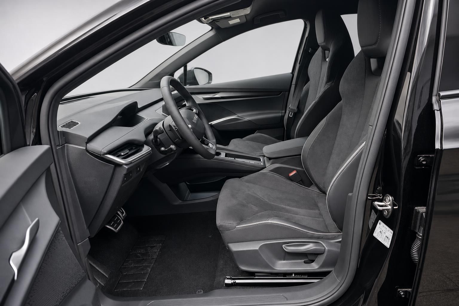 Skoda Innenraum Fahrersitz und Cockpit Ansicht durch Tuer