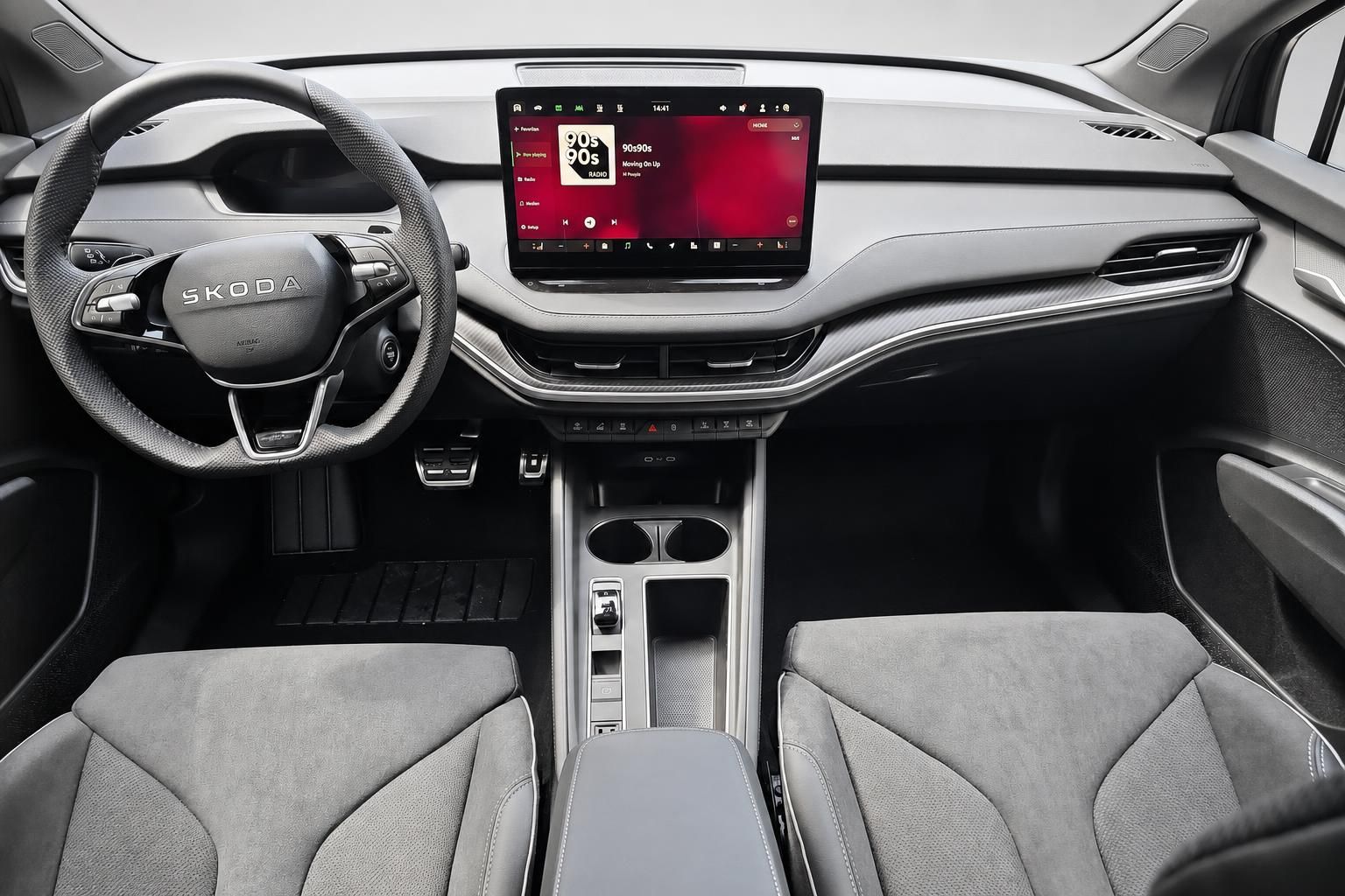 Skoda Cockpit mit Lenkrad und Infotainment Bildschirm