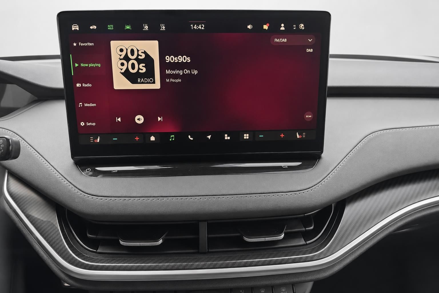 Skoda Infotainment Touchscreen Nahaufnahme im Cockpit