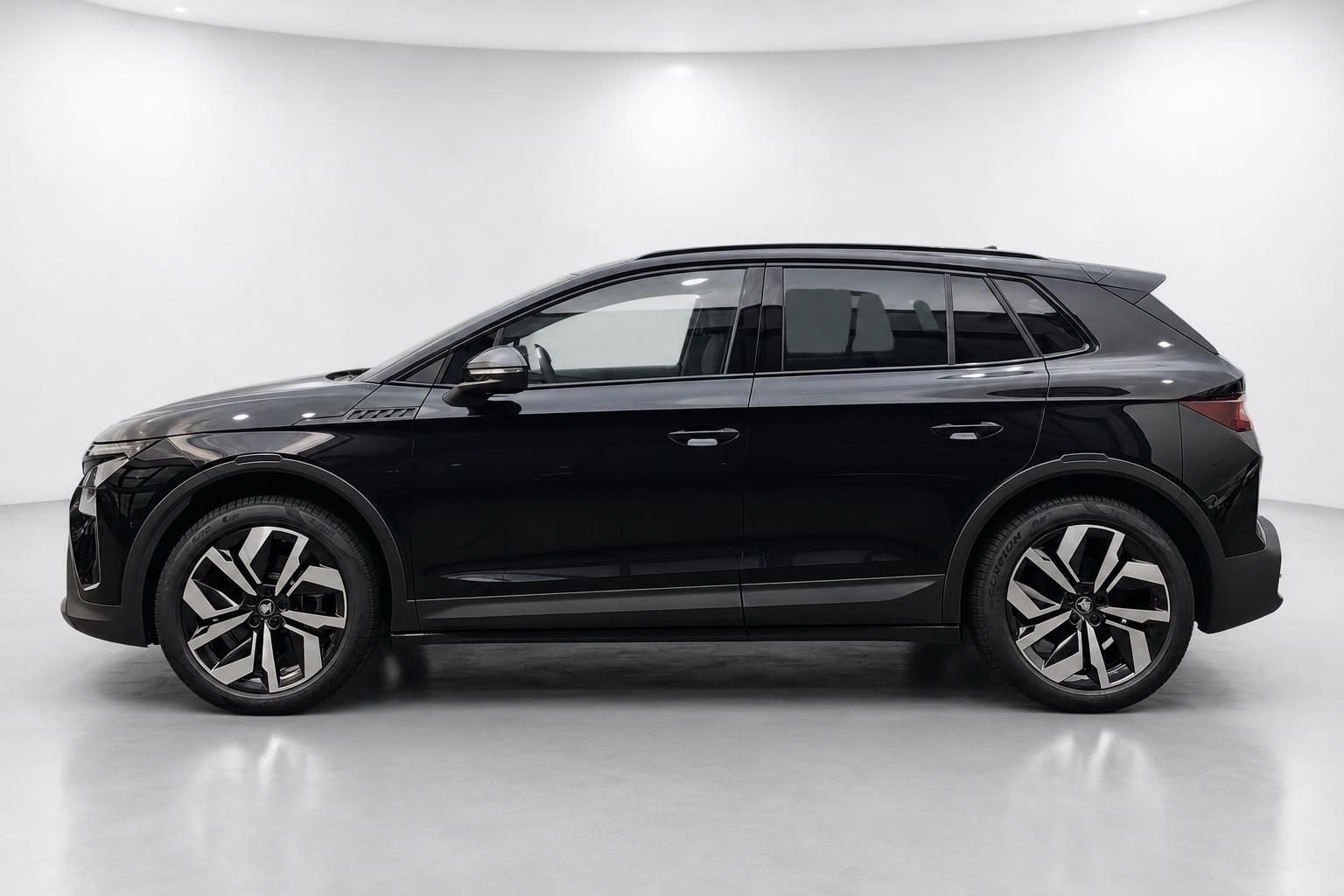 Skoda Elroq schwarz, Seitenansicht komplett im Studio