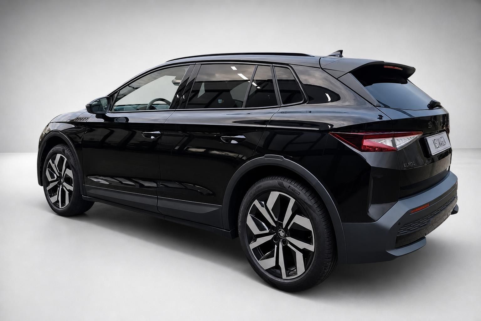 Skoda Elroq schwarz, Heckansicht schraeg im Studio