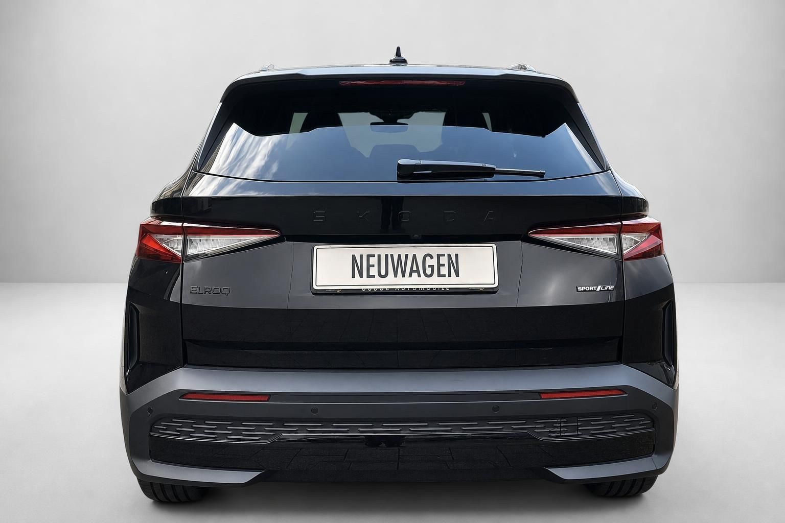 Skoda Elroq Sportline schwarz, Heckansicht im Studio