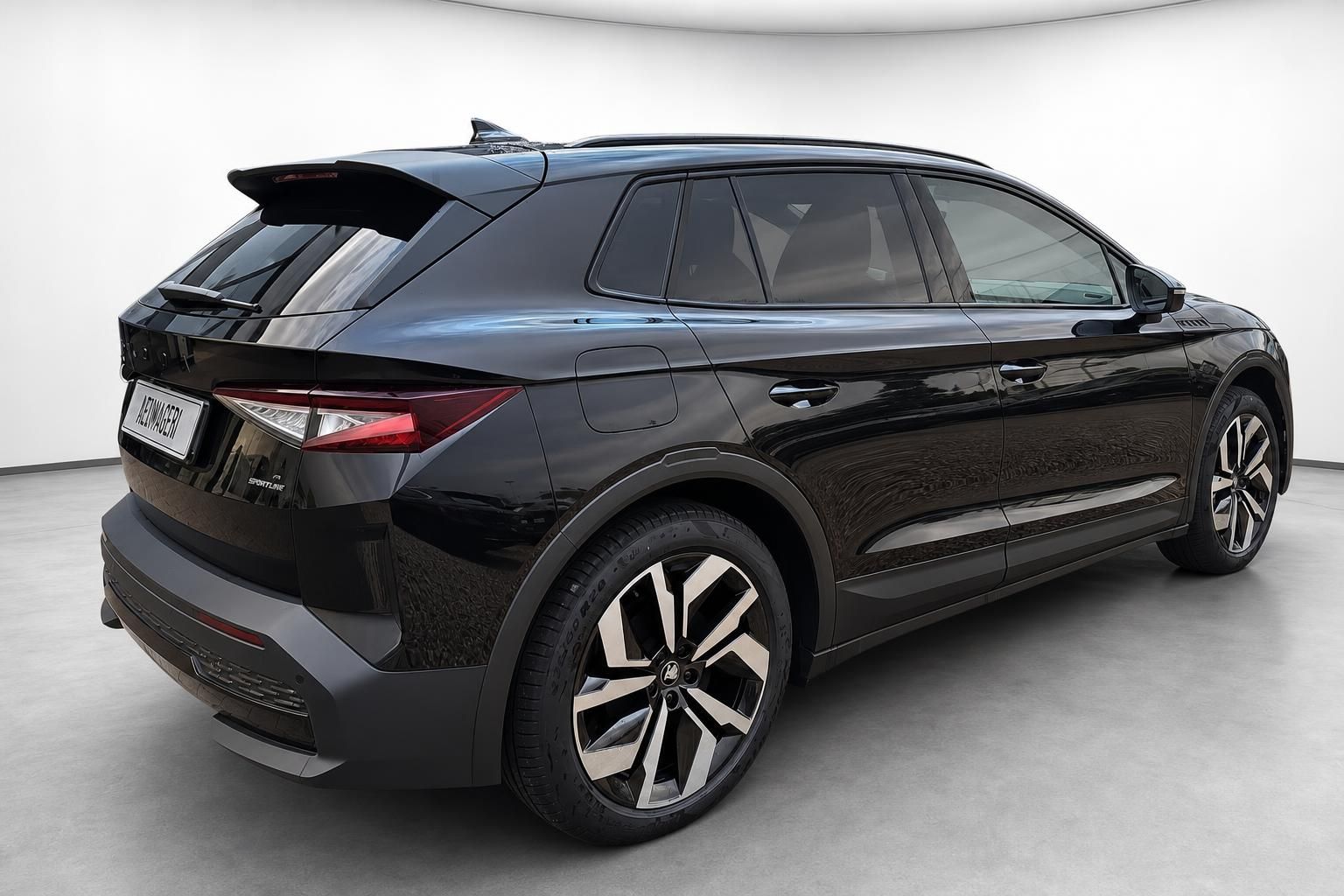 Skoda Elroq Sportline schwarz, Heck-Seitenansicht mit Alufelgen