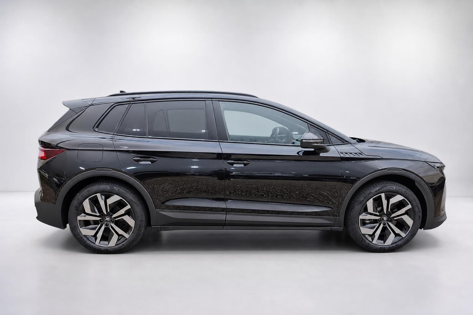 Skoda Elroq Sportline schwarz, Profilansicht mit Sportfelgen