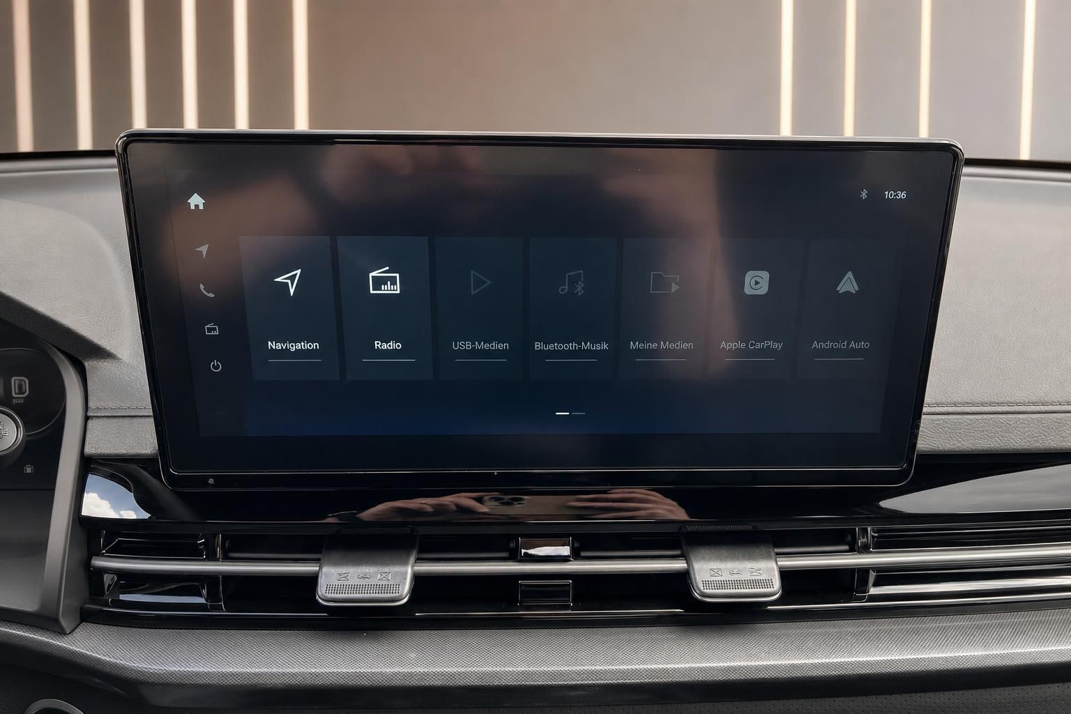 Fahrzeug-Infotainmentsystem mit Touchscreen-Display und Navigationsfunktionen
