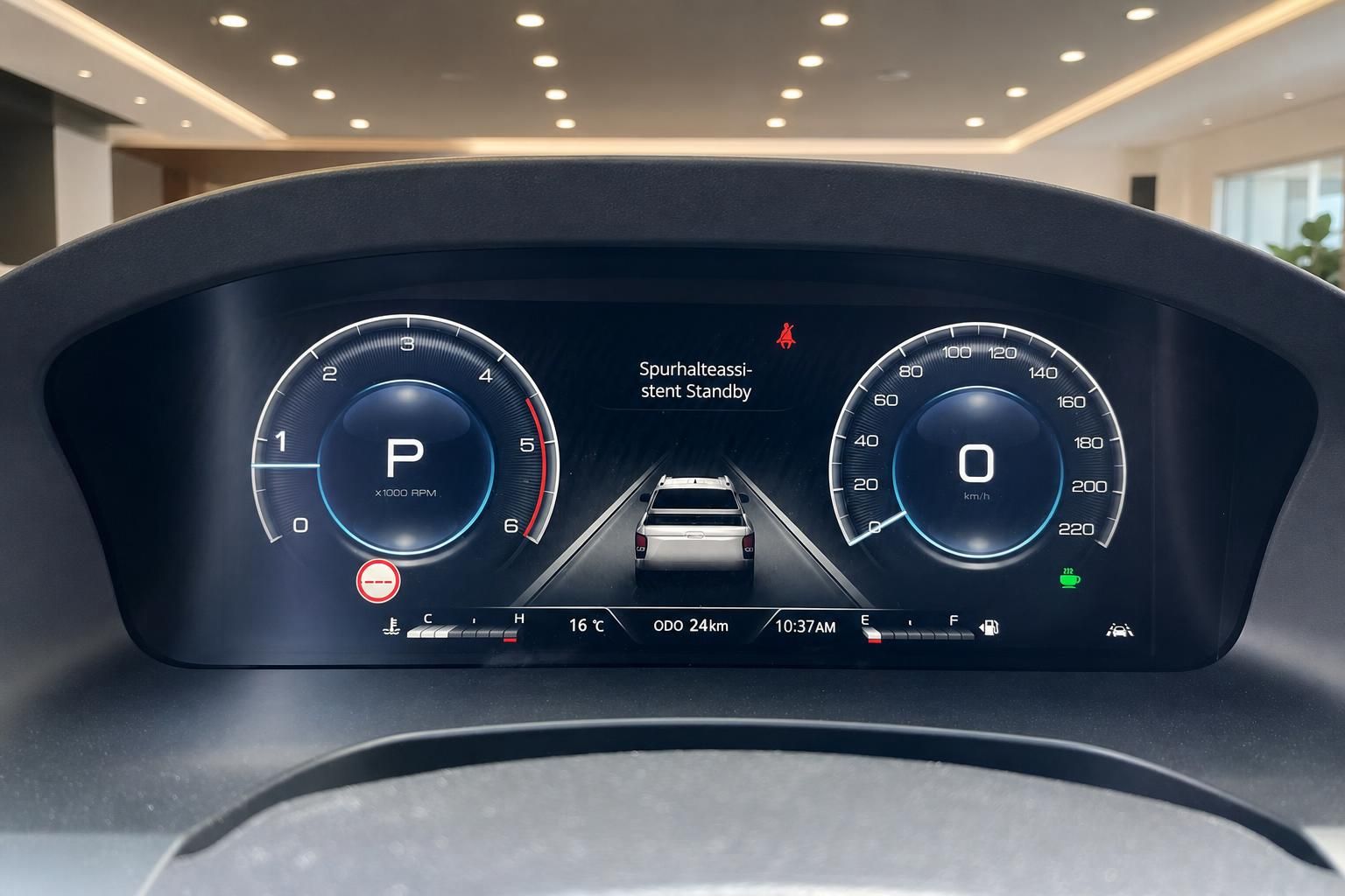 Digitales Armaturenbrett mit Spurhalteassistent und modernen Rundinstrumenten im Fahrzeug-Innenraum