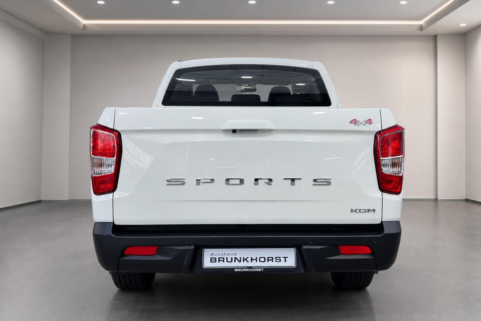 SsangYong Sports Pickup Heckansicht mit Ladefläche und 4x4 Schriftzug in weißer Lackierung