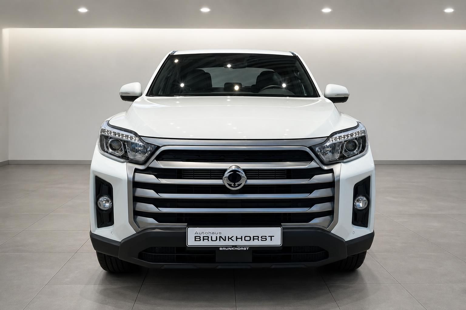 SsangYong Sports Pickup Frontansicht mit charakteristischem Kühlergrill und LED-Scheinwerfern